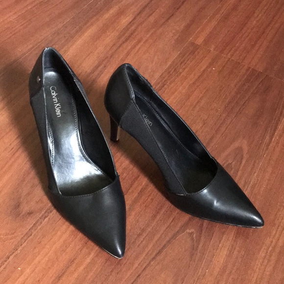 Calvin Klein Shoes - Pre owned Calvin Klein pumps